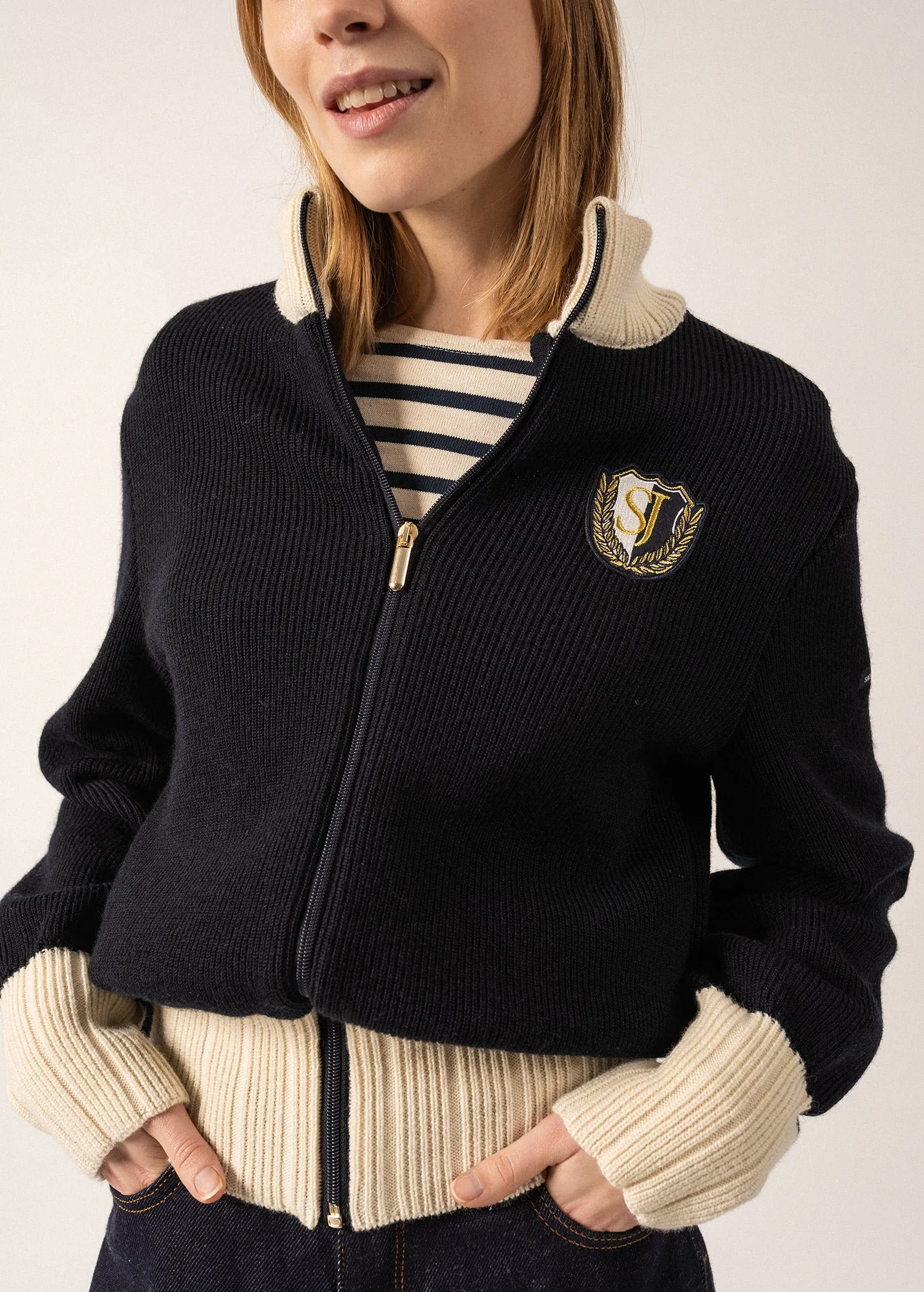 Campus Sports-inspired Cardigan - in wool, with high neck (NAVY/ECRU)