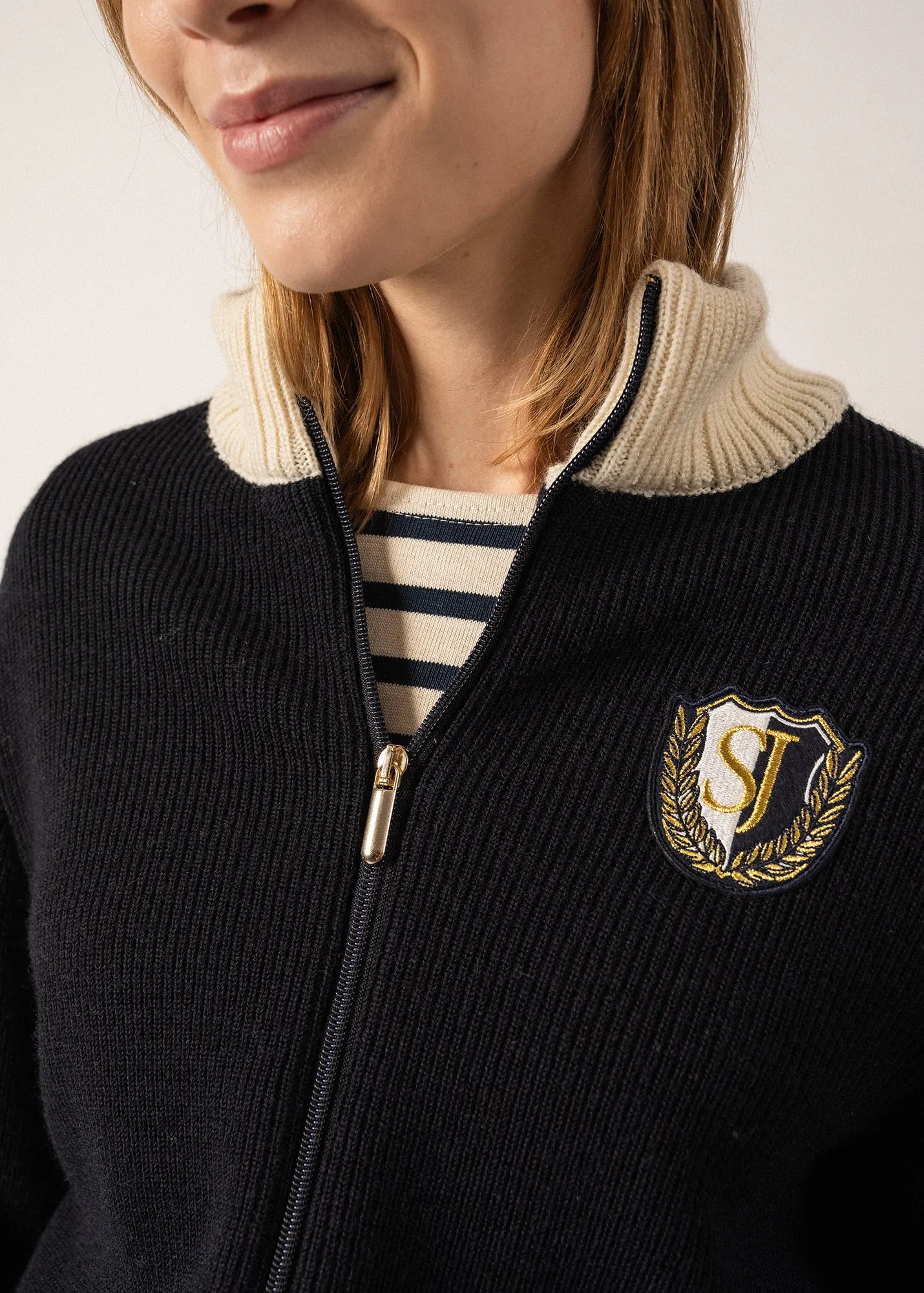 Campus Sports-inspired Cardigan - in wool, with high neck (NAVY/ECRU)